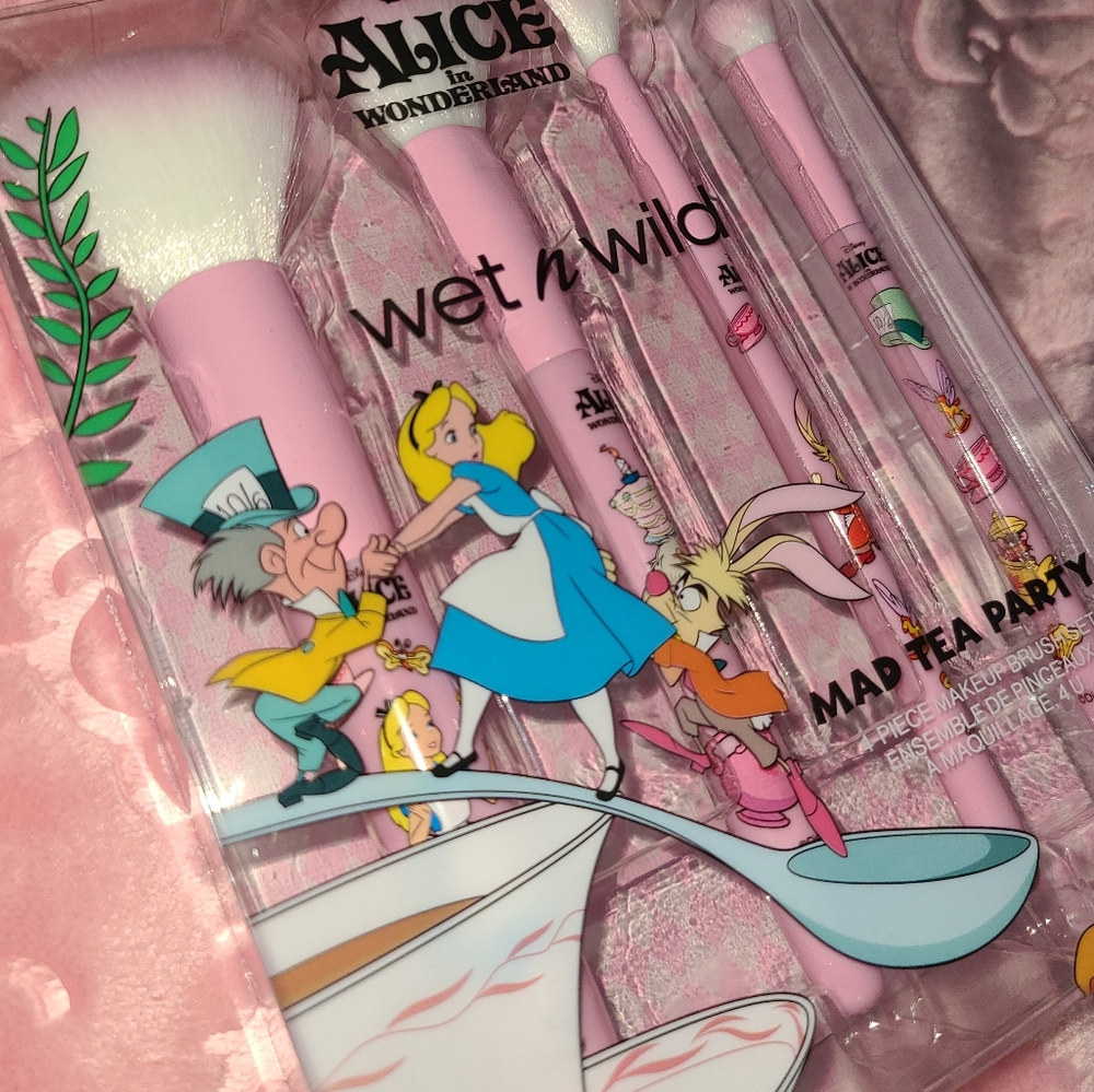 Alice In Wonderland Brush Set ♥️ - Picture 2 of 4